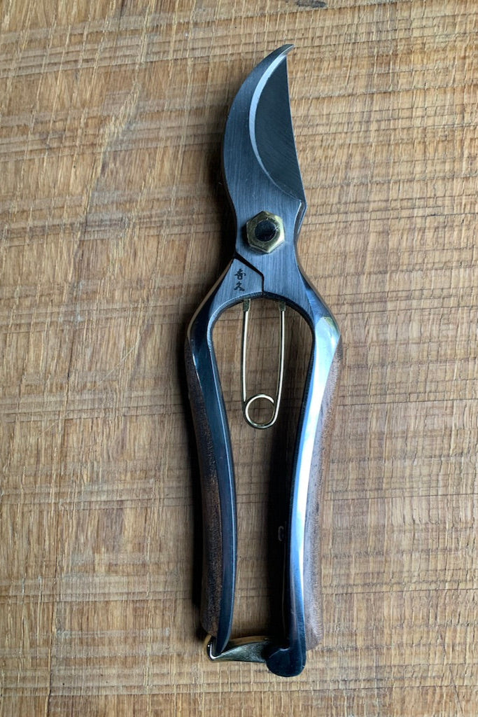 Niwaki Kurumi secateurs cutting tool for garden 